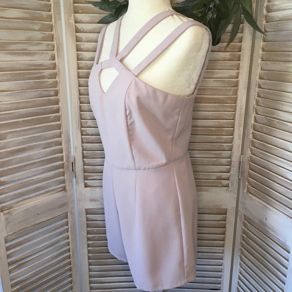 ✴️LAST ONE✴️ MEDIUM SLEEVELESS ROMPER WITH UNIQUE STRAPPY DETAILS - Picture 2 of 7